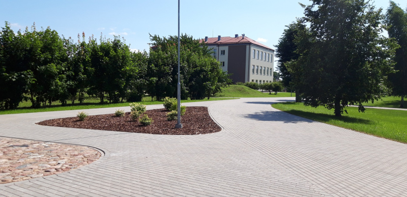 Pabeigti labiekārtošanas būvdarbi pie Kandavas Kārļa Mīlenbaha vidusskolas parka Pabeigti labiekārtošanas būvdarbi pie Kandavas Kārļa Mīlenbaha vidusskolas parka