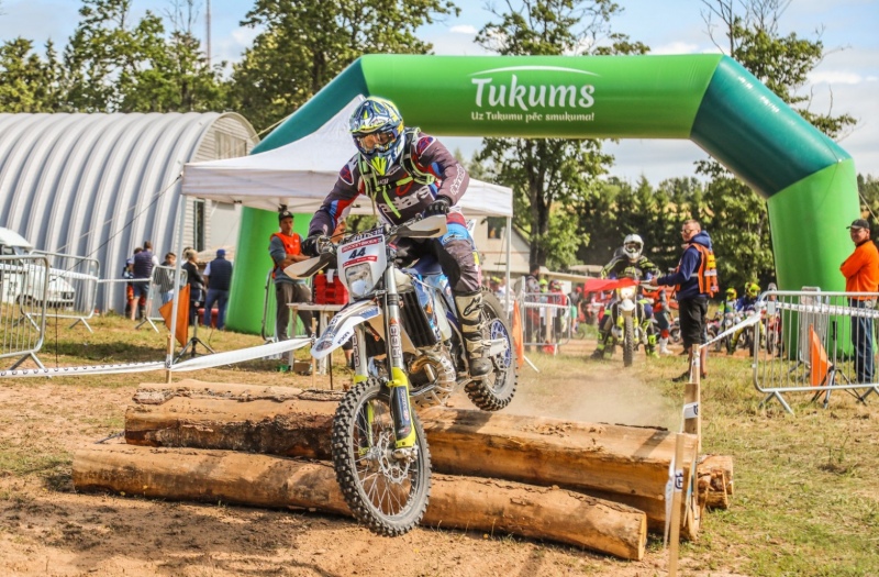 Hard Enduro sacensībās Dzirciemā no 76 dalībniekiem finišu sasniedz tikai 26