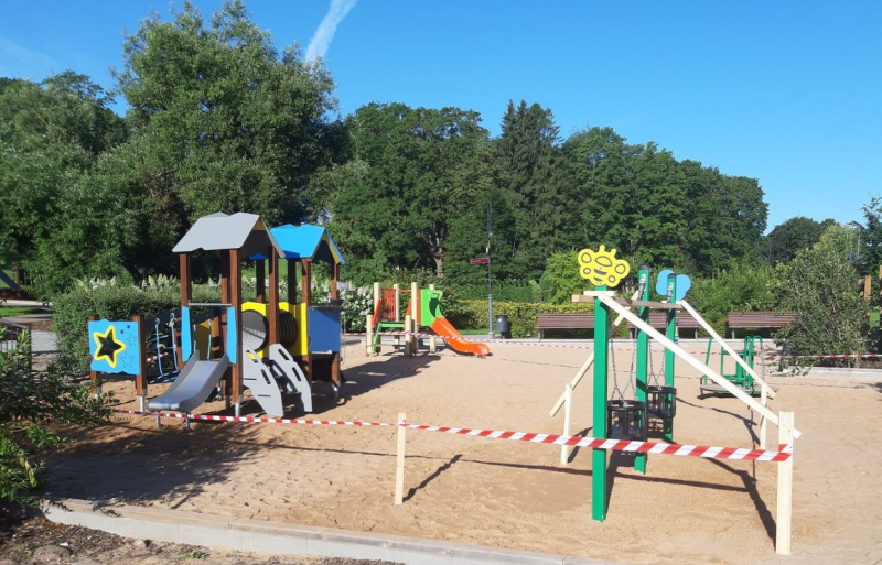 Kandavā Promenādē uzstādīts jauns rotaļu komplekss un šūpoles Kandavā Promenādē uzstādīts jauns rotaļu komplekss un šūpoles