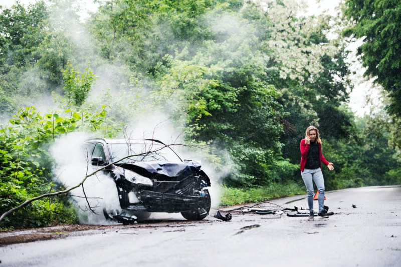 Gan Smārdē, gan Slampē jaunas dāmas netiek galā ar transportlīdzekļa vadāmību un nobrauc no ceļa