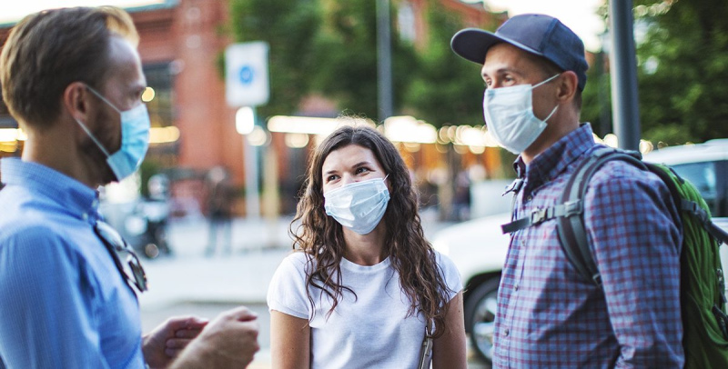 Valdība gatavojas atkal likt iedzīvotājiem nēsāt maskas, distancēties un strādāt attālināti Covid-19 dēļ