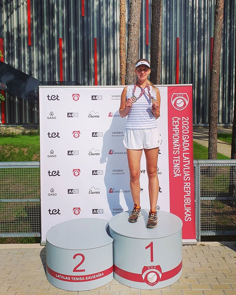 Agnesei Mertenai divas zelta medaļas Latvijas čempionātā tenisā