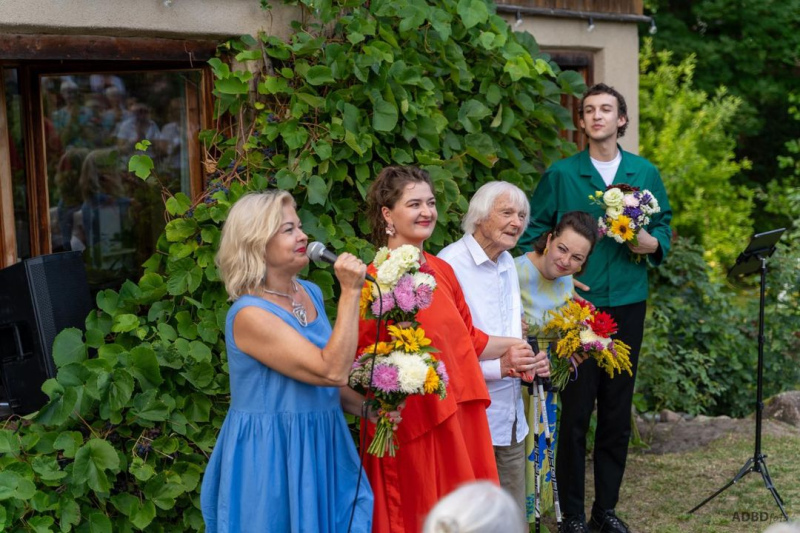 Plieņciemā izskanēja komponistam Aldonim Kalniņam veltīts koncerts “Dziesmu dārzs” Plieņciemā izskanēja komponistam Aldonim Kalniņam veltīts koncerts “Dziesmu dārzs”