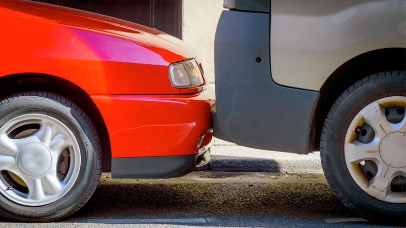 Vīrietis ar BMW stāvlaukumā izraisa sadursmi ar VW vadītāju Vīrietis ar BMW stāvlaukumā izraisa sadursmi ar VW vadītāju