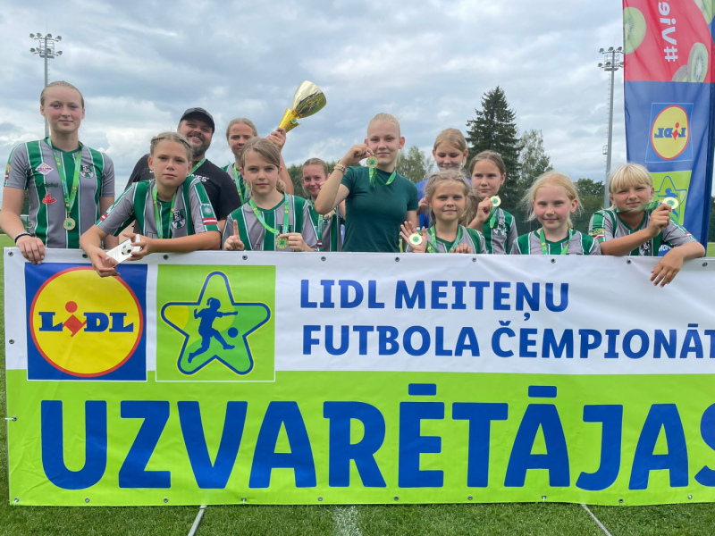 "Tukums 2000" jaunās futbolistes kļuvušas par Latvijas čempionēm "Tukums 2000" jaunās futbolistes kļuvušas par Latvijas čempionēm