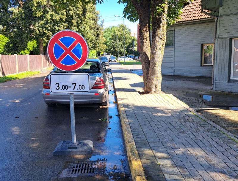 Šovakar tīrīs Dārzniecības ielas braucamo daļu; pašvaldība lūdz šajā ielā nenovietot auto Šovakar tīrīs Dārzniecības ielas braucamo daļu; pašvaldība lūdz šajā ielā nenovietot auto