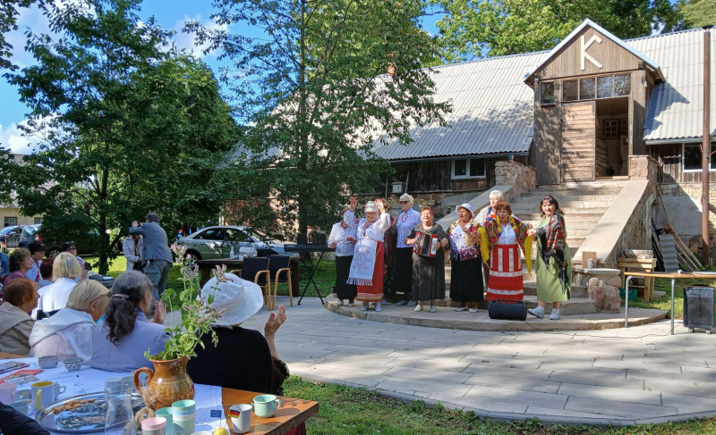 Kopsaiets "ID = Mūsu kalnā! Auf unserem Berg! Pe muntele nostru!" sirsnīgi izskandināts Kopsaiets "ID = Mūsu kalnā! Auf unserem Berg! Pe muntele nostru!" sirsnīgi izskandināts