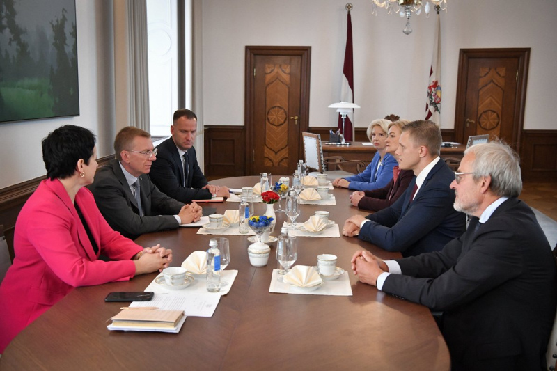 Prezidents Rinkēvičs apņēmies panākt plašu jaunās valdības koalīciju Prezidents Rinkēvičs apņēmies panākt plašu jaunās valdības koalīciju