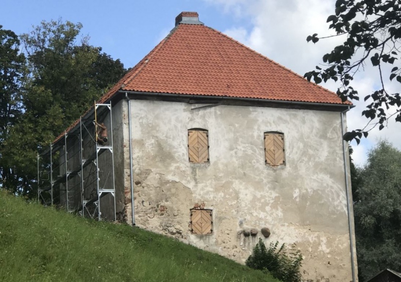 Mainīs daļu no Pulvertorņa jumta seguma