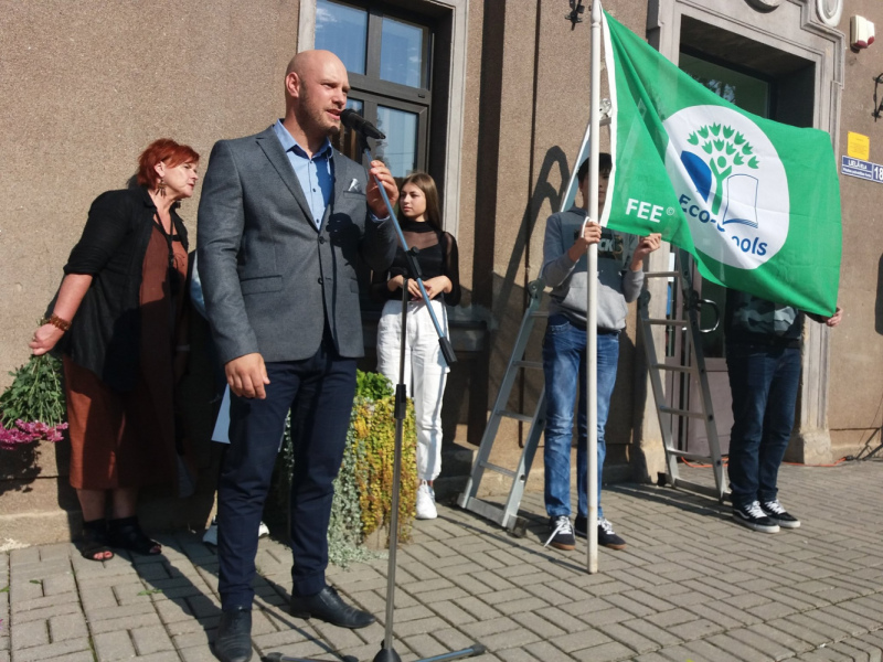 Tukuma 3. pamatskolā pacelts Ekoskolas Starptautiskais Zaļais karogs Tukuma 3. pamatskolā pacelts Ekoskolas Starptautiskais Zaļais karogs