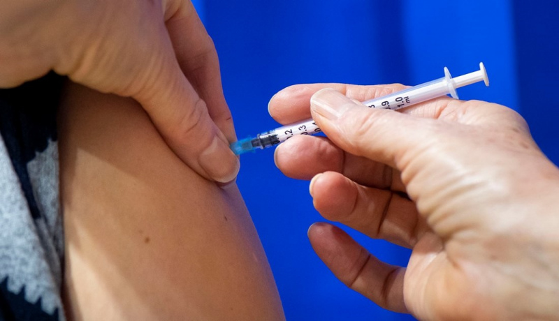 Valsts pilnībā apmaksās vakcināciju pret gripu plašākam cilvēku lokam