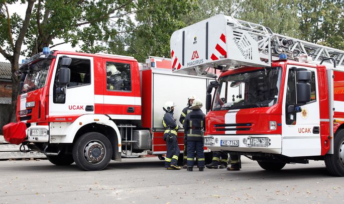 Mediķiem, policistiem un ugunsdzēsējiem tiks iegādāti saliekamie depo