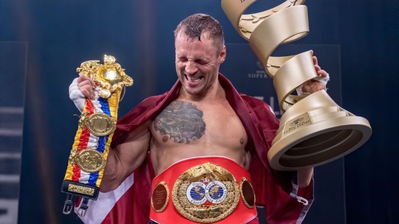 Briedis Minhenē uzvar Dortikosu un iegūst Muhameda Ali trofeju