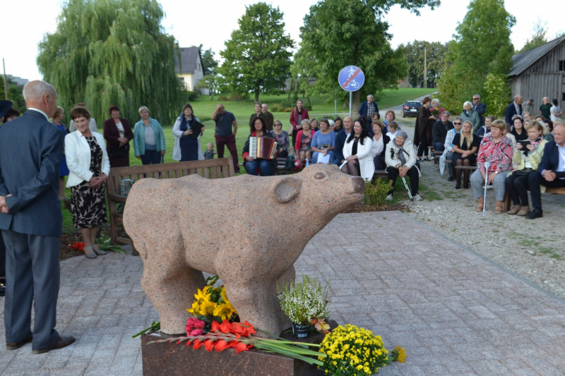 Jaunpilī atklāta Elmāra Dubulta piemiņas vieta