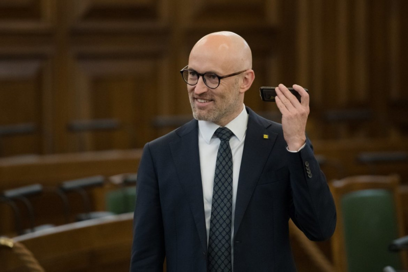 Veselības ministrs Daniels Pavļuts iztur neuzticības balsojumu Saeimā