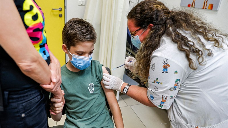 Latvijā daļa pusaudžu potēti ar vakcīnām, ar kurām viņus nedrīkstēja vakcinēt