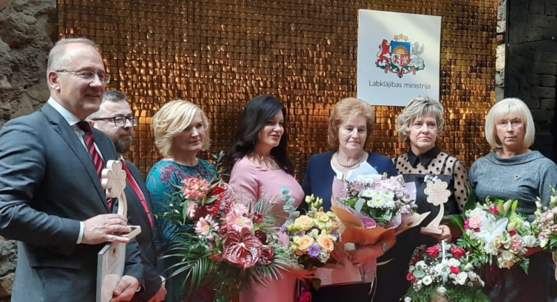 Elita Šmelde saņem balvu "Labākais sociālais darbinieks 2019" Elita Šmelde saņem balvu "Labākais sociālais darbinieks 2019"