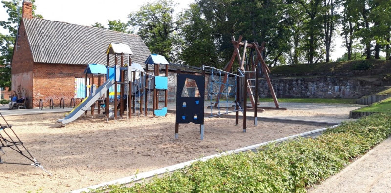 Kandavā Promenādes rotaļu laukumā uzstādīts jauns aprīkojums Kandavā Promenādes rotaļu laukumā uzstādīts jauns aprīkojums