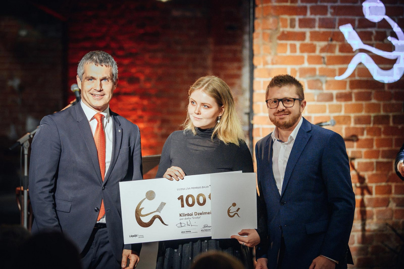 Pasniegta rakstnieka Egona Līva piemiņas balva. Atzinību saņēma arī tukumniece Klinta Dzelme-Kola Pasniegta rakstnieka Egona Līva piemiņas balva. Atzinību saņēma arī tukumniece Klinta Dzelme-Kola