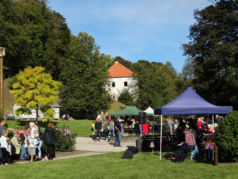 Miķeļdienas tirgus Kandavā pie Bruņinieku pilskalna