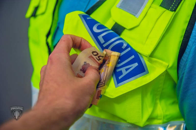 Autovadītājs pēc traukšanās ar 156 km/h policistiem piedāvā 140 EUR kukuli Autovadītājs pēc traukšanās ar 156 km/h policistiem piedāvā 140 EUR kukuli