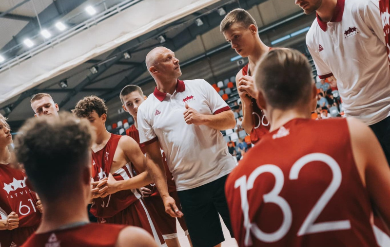 Sandis Poga saņem LJBL labākā trenera balvu Sandis Poga saņem LJBL labākā trenera balvu