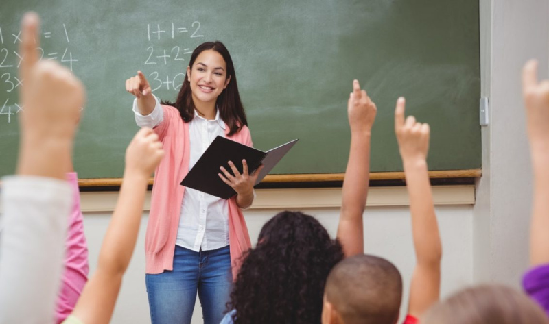 Topošie pedagogi prioritārajās jomās turpmāk saņems stipendiju 300 eiro apmērā Topošie pedagogi prioritārajās jomās turpmāk saņems stipendiju 300 eiro apmērā