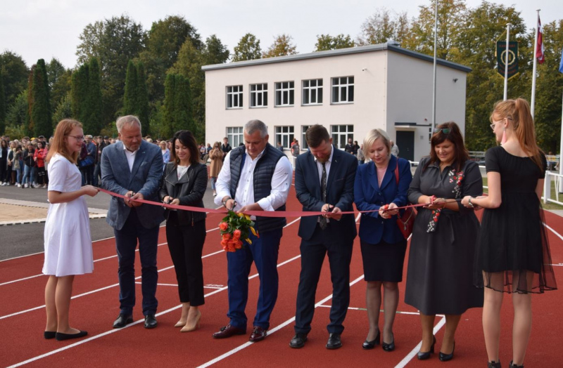 Svinīgi atklāts atjaunotais Kandavas stadions un dienesta viesnīca