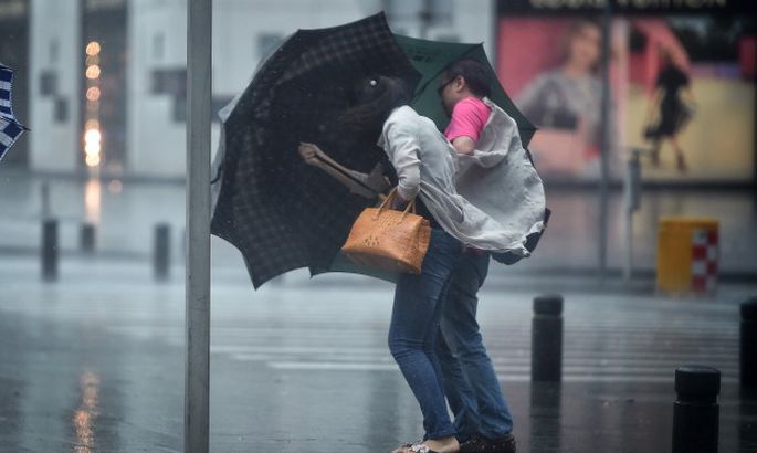 Meteorologi izsludina oranžo brīdinājumu: visā Latvijā gaidāms ļoti stiprs vējš