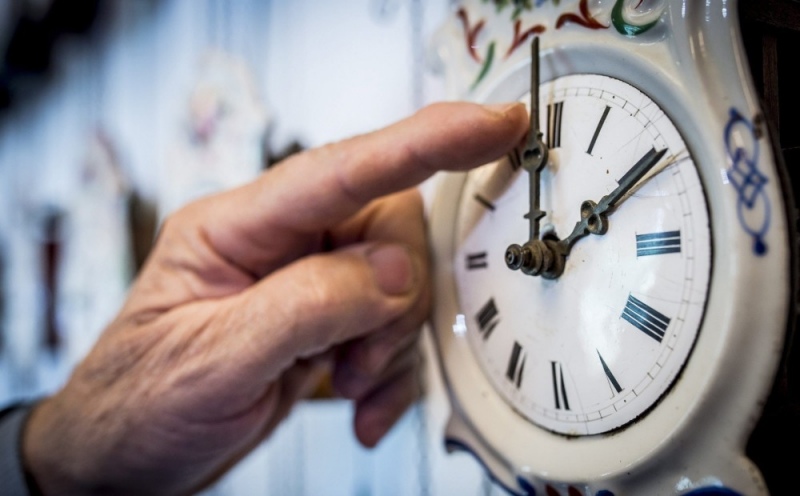 Šonakt pārejam uz ziemas laiku: pulksteņa rādītāji jāpagriež vienu stundu atpakaļ Šonakt pārejam uz ziemas laiku: pulksteņa rādītāji jāpagriež vienu stundu atpakaļ