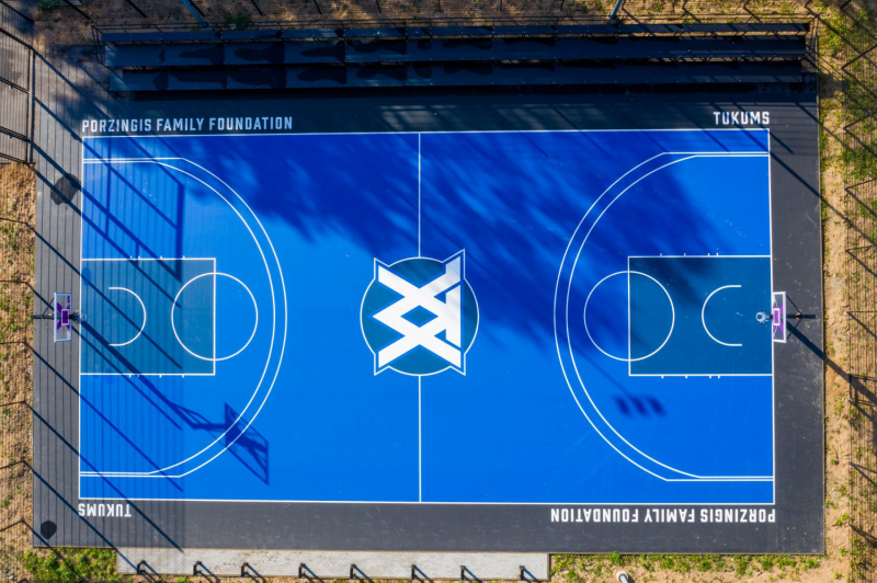 Ekspluatācijā nodots Porziņģa vārdā nosauktais āra basketbola laukums Tukumā