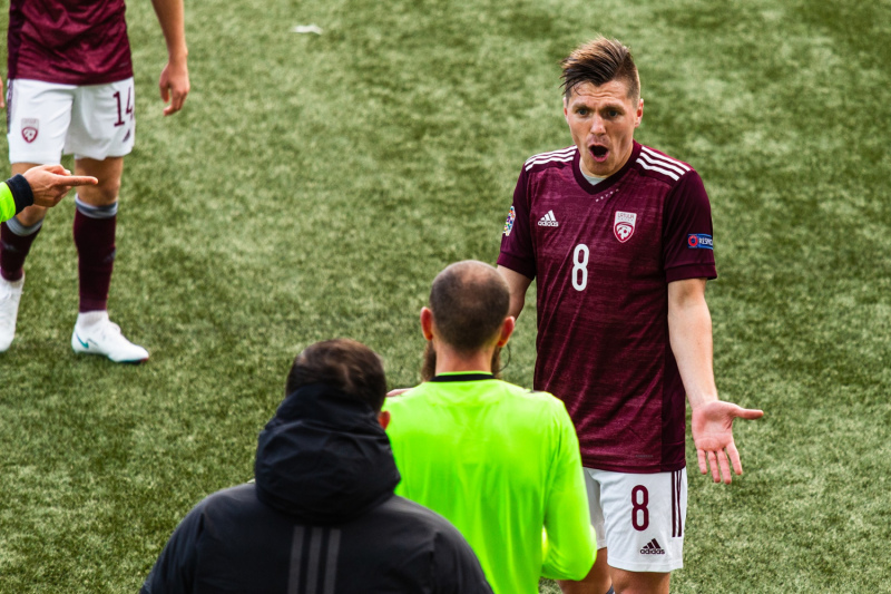 Latvijas futbola izlase, ar Ruginu sastāvā, cīnās neizšķirti ar Fēru salām Latvijas futbola izlase, ar Ruginu sastāvā, cīnās neizšķirti ar Fēru salām