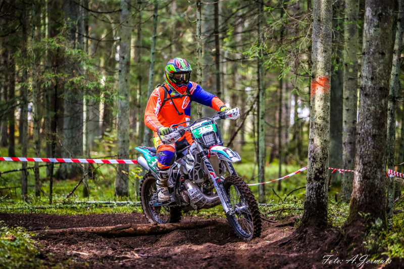 Tukuma novada Sēmes pagastā aizvadīts Latvijas kausa 4. posms enduro