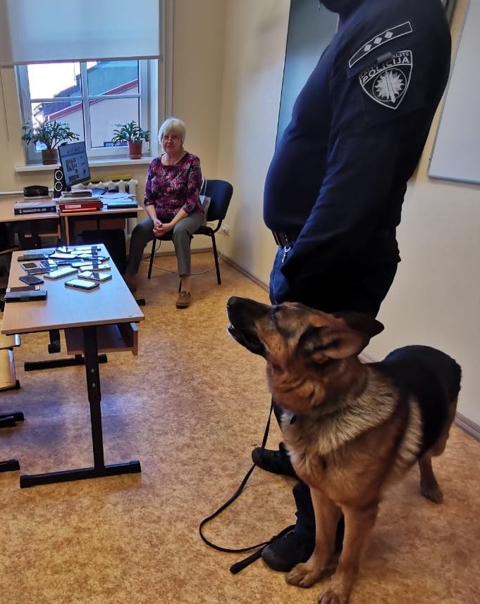 Tukumā ražīgi strādā policijas dienesta suns