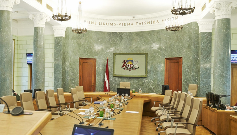 Teju puse ministru klātienē nepiedalīsies sēdē, kurā lems par Covid-19 ierobežojumiem