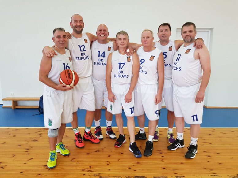 Tukuma veterānu basketbolisti kļūst Baltijas vicečempioniem