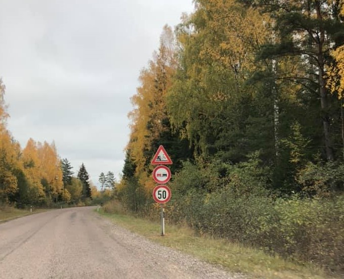 Ceļa posmā no Tukuma līdz Ķesterciemam nekvalitatīvi  veiktā remonta dēļ bojātas  vairākas automašīnas 