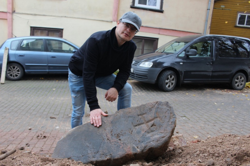 Baznīcas rekonstrukcijas darbu laikā atrasts zilā granīta akmens ar izkaltu krusta zīmi Baznīcas rekonstrukcijas darbu laikā atrasts zilā granīta akmens ar izkaltu krusta zīmi