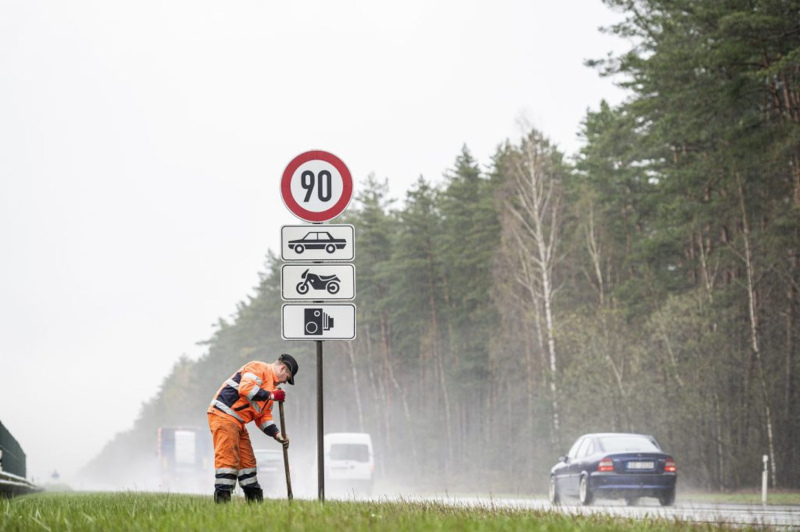 Latvijā maksimālais atļautais braukšanas ātrums no trešdienas ir 90 km/h Latvijā maksimālais atļautais braukšanas ātrums no trešdienas ir 90 km/h