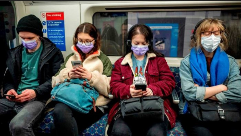 Uz mēnesi nosaka obligātu sejas masku valkāšanu sabiedriskajā transportā