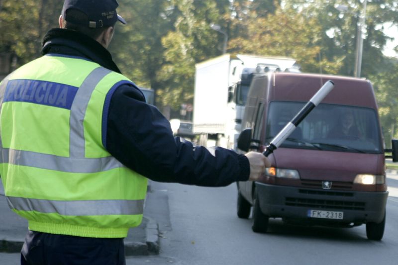 No 12. oktobra policija drīkstēs apturēt automašīnas, lai pārbaudītu pašizolācijas nepieciešamību