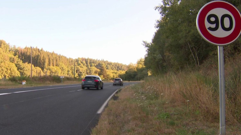 No šodienas Latvijā nedrīkst braukt ātrāk par 90 kilometriem stundā No šodienas Latvijā nedrīkst braukt ātrāk par 90 kilometriem stundā