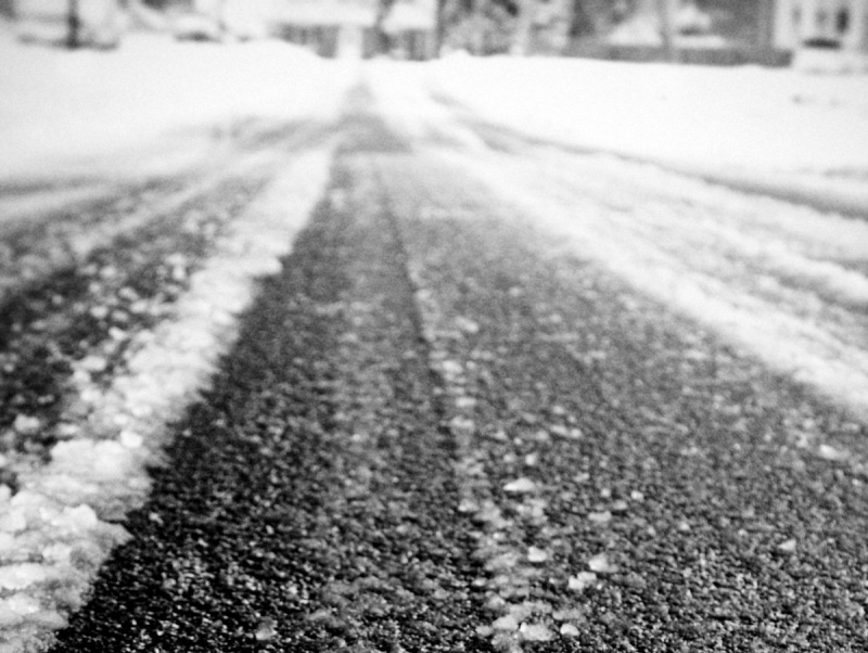 Vakarā uz trešdienu sāks apledot ceļi un veidoties sniega sega