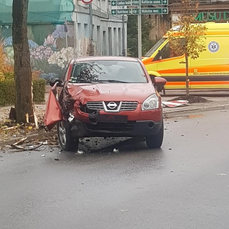 Tukumā, Brīvības laukumā autovadītājs ietriecies kokā