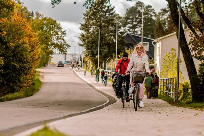 Ar velobraucienu atklāts jaunuzbūvētais Tirgus ielas velo - gājēju celiņš Ar velobraucienu atklāts jaunuzbūvētais Tirgus ielas velo - gājēju celiņš