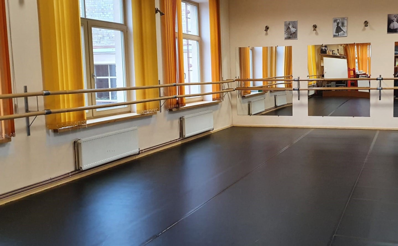 Kandavas Deju skolā jauns deju grīdas segums