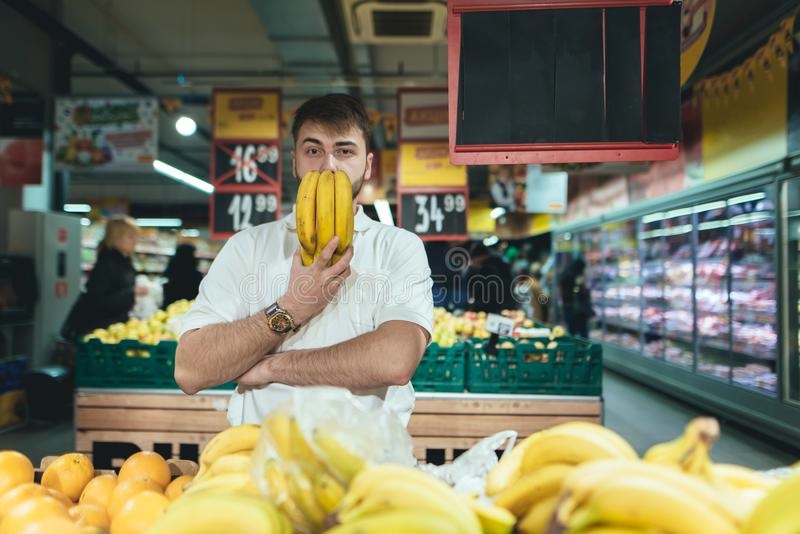 Veikalnieki mērojas ar banānu cenām - tik lēti banāni šajā gadsimtā Latvijā nav bijuši