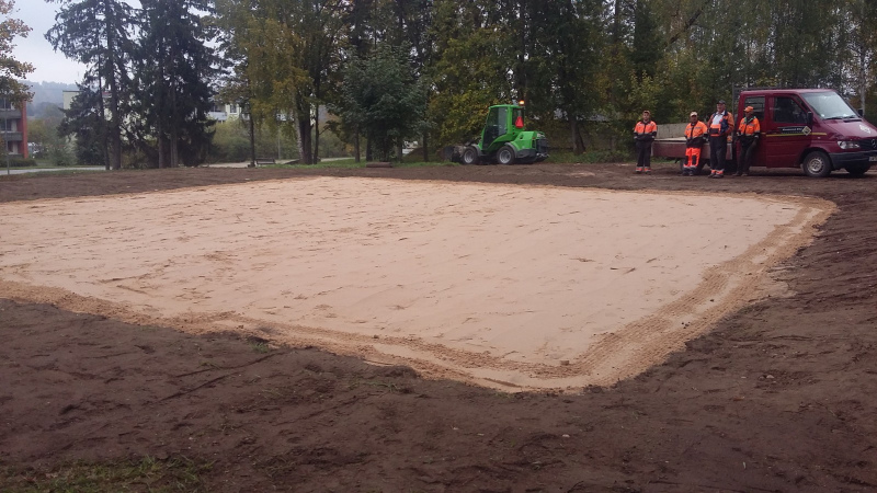 Uzsākta rotaļlaukuma izveide pie Kūrorta 2 daudzdzīvokļu mājas