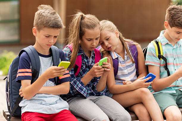 Bērniem līdz 6.klasei skolās liedz izmantot mobilos tālruņus Bērniem līdz 6.klasei skolās liedz izmantot mobilos tālruņus
