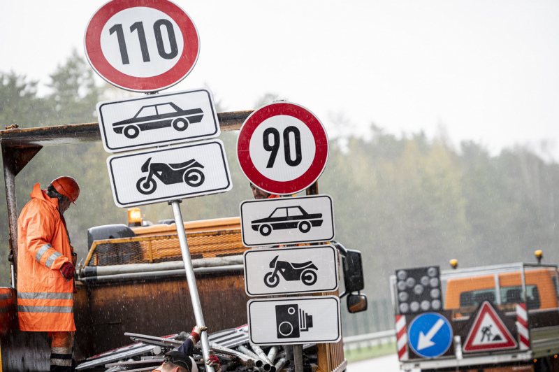 Pēc 8. oktobra uz autoceļiem Latvijā nedrīkstēs braukt ātrāk par 90 km/h Pēc 8. oktobra uz autoceļiem Latvijā nedrīkstēs braukt ātrāk par 90 km/h